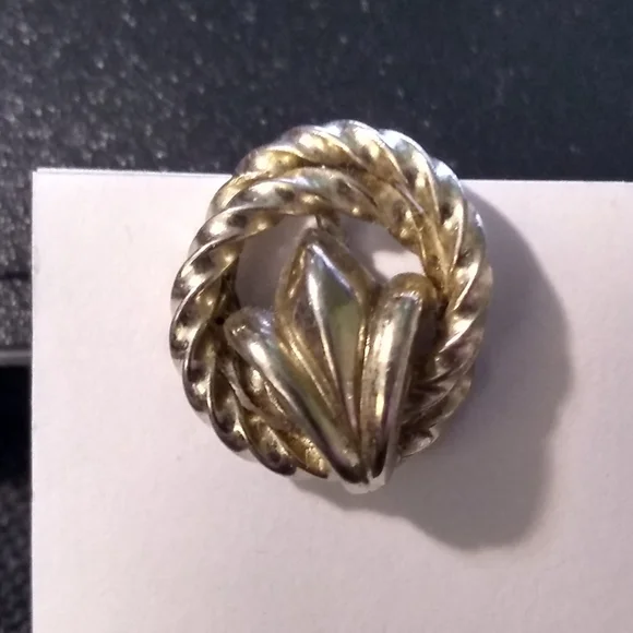 Vintage Pair of Gold Coloured Cora Screw-On Earrings Fleur de Lis Design… - Picture 2 of 5